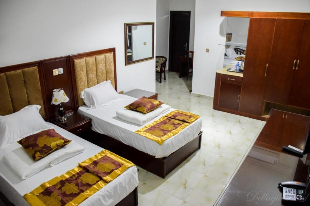 Dellagio Hotel Wa Bagian luar foto